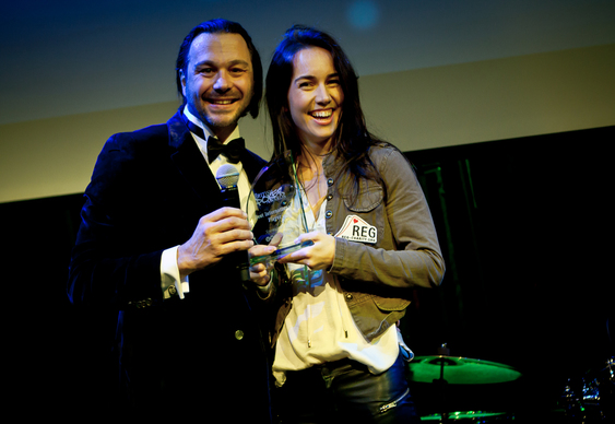 liv boeree collecting for daniel negreanu